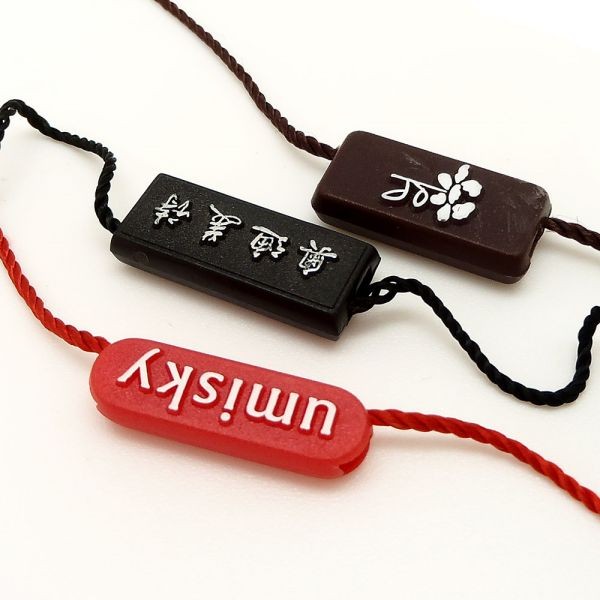 廠家直銷新款通用服裝吊粒吊繩 塑料商標(biāo)吊?？擅赓M(fèi)logo設(shè)計(jì)